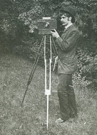 Autoritratto con fotocamera, treppiede e pistola, 1886 da Alfred Stieglitz