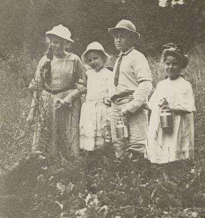 Senza titolo (Flora, Elizabeth, Howard e Kitty nel campo di Lake George) da Alfred Stieglitz