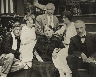 Senza titolo (Stieglitz, Agnes, madre Hedwig, Julius, Selma e Lee sui gradini di Oaklawn) da Alfred Stieglitz