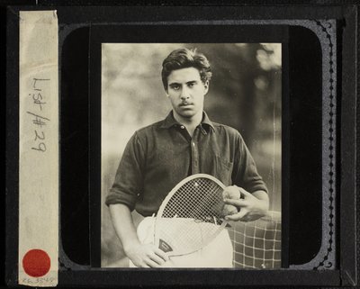 Senza Titolo Nipote Edward con racchetta da tennis da Alfred Stieglitz
