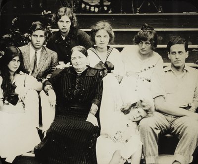 Senza titolo, la madre di Stieglitz Hedwig con i nipoti sui gradini di Oaklawn, c. 1916 da Alfred Stieglitz