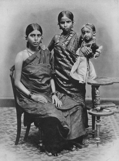 Signore tamil con ornamenti per mani e piedi, c1890, 1910 da Alfred William Amandus Plate