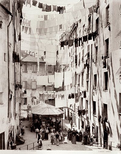 Vista della piccola Piazza dei Truogoli di Santa Brigida da Alfredo Noack