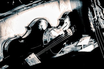 Broken String, 2018 (fotografia ridipinta a mano) da Alice Gur-Arie