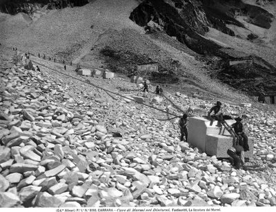 Una fase della lavorazione del marmo nelle cave vicino a Carrara da Fratelli Alinari