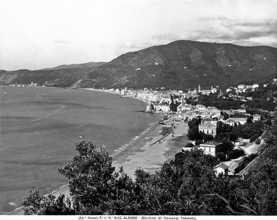 Veduta panoramica della città di Alassio, Provincia di Savona, c.1915-20 da Fratelli Alinari
