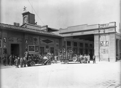 Facchini davanti alla stazione, progettata da Enrico Maria Antonia Present (sul sito dove si trova la nuova stazione ferroviaria di Santa Maria Novella), Firenze (foto in bianco e nero) da Fratelli Alinari
