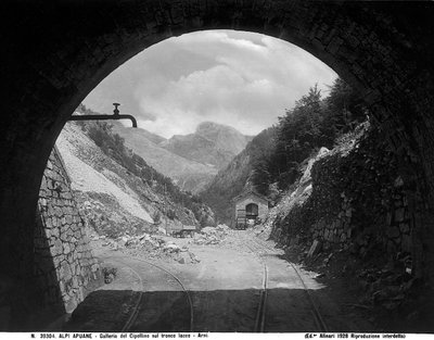Il tunnel del Cipollaio sulla tratta ferroviaria Arni-Iacco nelle Alpi Apuane in provincia di Lucca da Fratelli Alinari