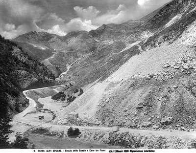 Vista della strada di Gobbie con le cave di marmo nella località di Tre Fiumi nelle Alpi Apuane in Garfagnana (LU) da Fratelli Alinari
