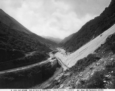Vista della Valle del Serra dal Ponte Desiata con le cave di marmo lungo il tratto stradale Seravezza-Trambiserra nelle Alpi Apuane da Fratelli Alinari