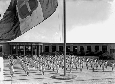 Villa Rosa Maltoni Mussolini: studentesse che fanno esercizi da Fratelli Alinari