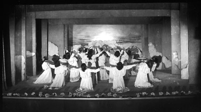 Villa Rosa Maltoni Mussolini: studentesse che si esibiscono da Fratelli Alinari