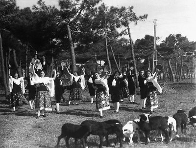 Villa Rosa Maltoni Mussolini: gruppo di adolescenti in costumi tradizionali napoletani (foto in bianco e nero) da Fratelli Alinari