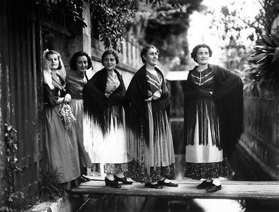 Villa Rosa Maltoni Mussolini: gruppo di adolescenti con costumi tradizionali veneziani da Fratelli Alinari