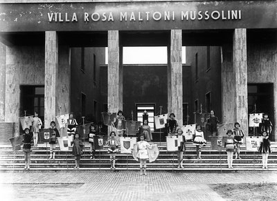 Villa Rosa Maltoni Mussolini: gruppo di ragazze vestite da paggi da Fratelli Alinari