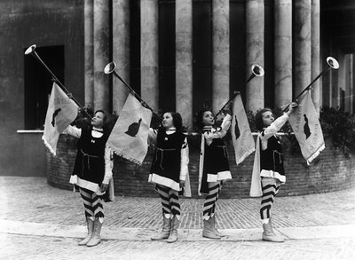 Villa Rosa Maltoni Mussolini: gruppo di ragazze giovani vestite da paggi da Fratelli Alinari
