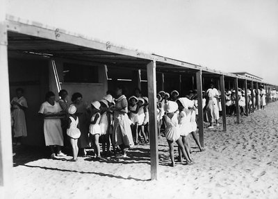 Villa Rosa Maltoni Mussolini: distribuzione dei pasti sulla spiaggia da Fratelli Alinari