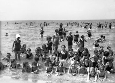 Villa Rosa Maltoni Mussolini: studenti del campo estivo, posando durante una nuotata (foto in bianco e nero) da Fratelli Alinari