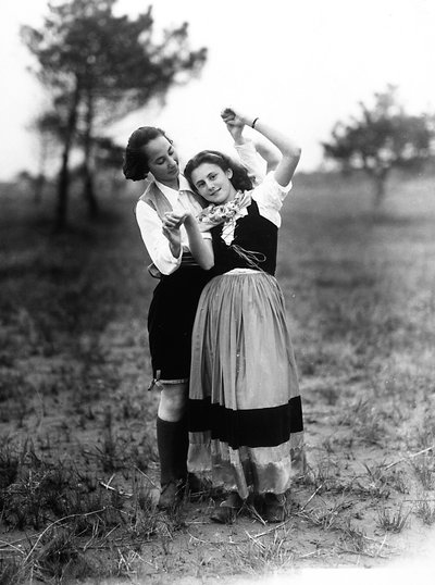 Villa Rosa Maltoni Mussolini: due adolescenti che indossano costumi tradizionali friulani da Fratelli Alinari