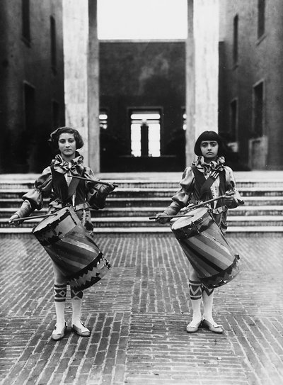 Villa Rosa Maltoni Mussolini: due giovani ragazze vestite da paggi da Fratelli Alinari