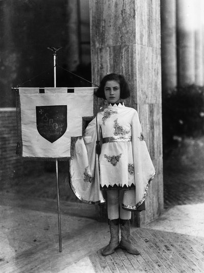 Villa Rosa Maltoni Mussolini: giovane ragazza vestita da paggio con il vessillo della città di Roma da Fratelli Alinari