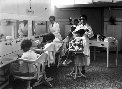 Villa Rosa Maltoni Mussolini: ragazze giovani che si tagliano i capelli da Fratelli Alinari