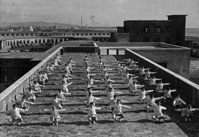 Villa Rosa Maltoni Mussolini: giovani studenti che fanno esercizi (foto in bianco e nero) da Fratelli Alinari