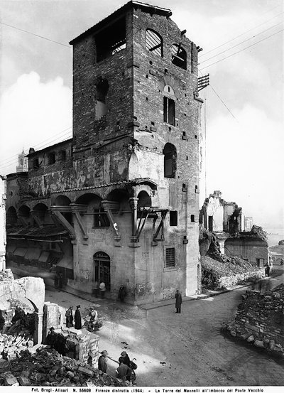 Seconda Guerra Mondiale: danni causati dal bombardamento alla Torre dei Mannelli alla fine del Ponte Vecchio, a Firenze. Questa fotografia faceva parte della Collezione Brogi, ma ora appartiene alla Collezione Alinari da Fratelli Alinari