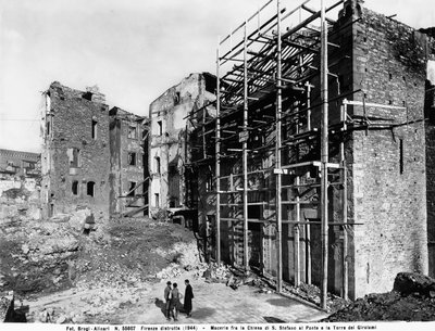 Seconda Guerra Mondiale: Danni causati dal bombardamento tra la Chiesa di Santo Stefano al Ponte e la Torre Girolami, a Firenze. Questa fotografia faceva parte della Collezione Brogi, ma ora appartiene alla Collezione Alinari da Fratelli Alinari