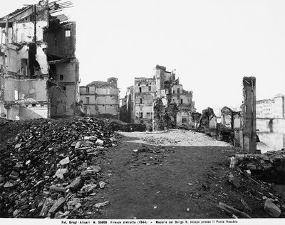 Seconda Guerra Mondiale: Danni causati dal bombardamento in Borgo San Jacopo al Ponte Vecchio, a Firenze. Questa fotografia era precedentemente parte della Collezione Brogi, ma ora appartiene alla Collezione Alinari da Fratelli Alinari