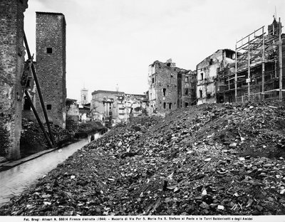 Seconda Guerra Mondiale: vista delle macerie in Via Por Santa Maria tra Santo Stefano al Ponte e le Torri dei Baldovinetti e Amidei a Firenze, dopo il bombardamento. Questa fotografia faceva parte della Collezione Brogi, ma ora appartiene alla Collezione A da Fratelli Alinari
