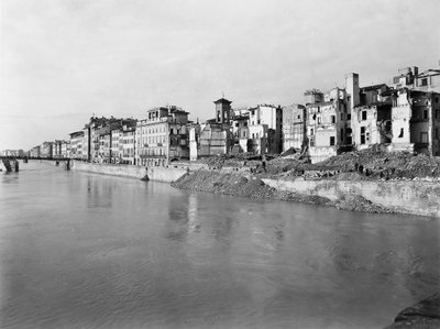 Seconda Guerra Mondiale: le macerie lungo il fiume Arno a Firenze, dopo il bombardamento. Questa fotografia, precedentemente parte della Collezione Brogi, ora appartiene alla Collezione Alinari da Fratelli Alinari