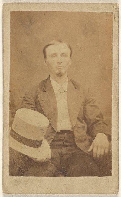 [Uomo non identificato con pizzetto seduto, tiene un cappello a cilindro chiaro sulle ginocchia]. da Alphesu M. Lyons