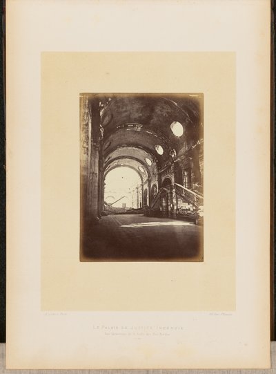 Il Palazzo di Giustizia in fiamme. Vista interna della Salle des Pas-Perdus. da Alphonse J. Liébert