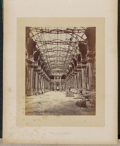 Hôtel de Ville incendiato. Interno del grande salone delle feste. da Alphonse J. Liébert