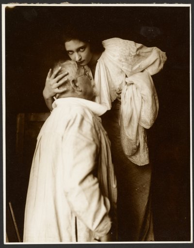 [Alphonse Mucha in costume con la figlia Jaroslava come modella per il manifesto, "De Forest Phonofilm" il primo "talkie" proiettato nel cinema Bio Adria (Praga), Zbiroh, Boemia]. da Alphonse Maria Mucha