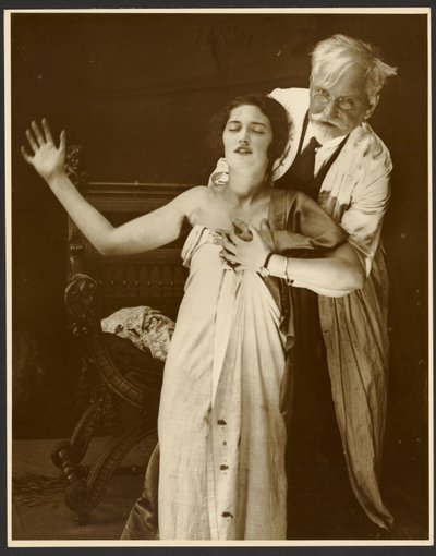 [Alphonse Mucha in costume con la figlia Jaroslava come modella per il manifesto, "De Forest Phonofilm" il primo "talkie" proiettato nel cinema Bio Adria (Praga), Zbiroh, Boemia]. da Alphonse Maria Mucha