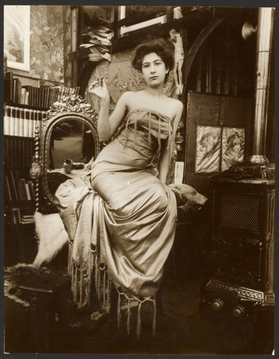 [Modello femminile che tiene in mano un ramo di alloro, Parigi]. da Alphonse Maria Mucha