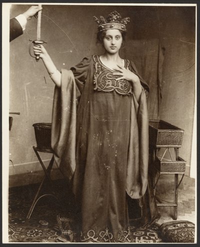 [Modello femminile che indossa la corona e impugna la spada] da Alphonse Maria Mucha