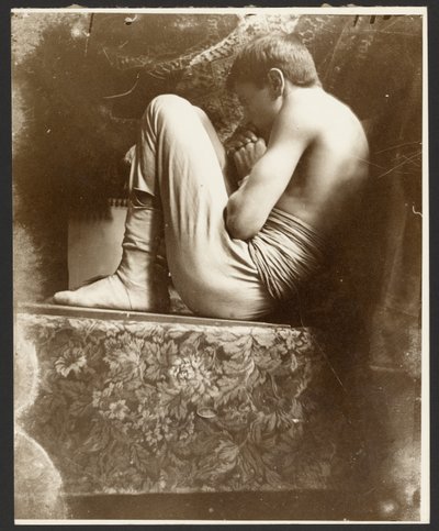 [Modello maschile in posizione fetale, Parigi]. da Alphonse Maria Mucha