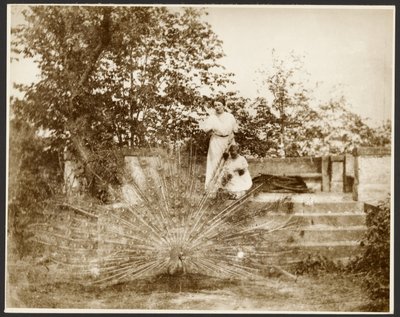 [La signora Marie Mucchová con la figlia Jaroslava nel parco di Zbiroh, Boemia]. da Alphonse Maria Mucha