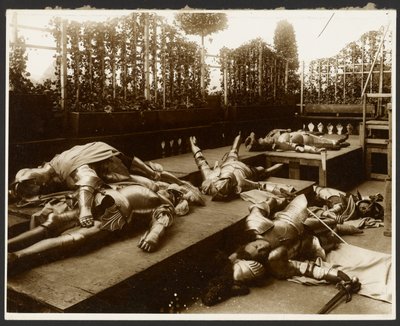 [Sei modelli maschili nei panni di antichi guerrieri vestiti con armature che fingono di essere morti]. da Alphonse Maria Mucha