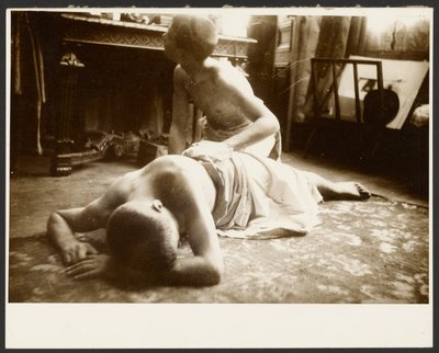[Due uomini seminudi sul pavimento di uno studio]. da Alphonse Maria Mucha