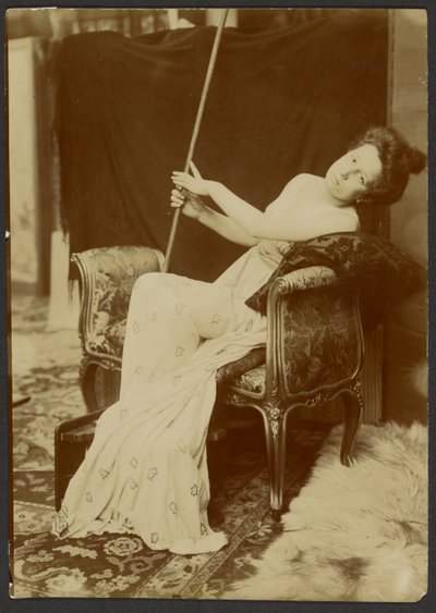 [Donna che fa la modella su una panchina] da Alphonse Maria Mucha
