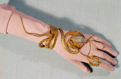 Bracciale e anello della comica Henriette Rosine Bernard detta Sarah Bernhardt da Alphonse Mucha