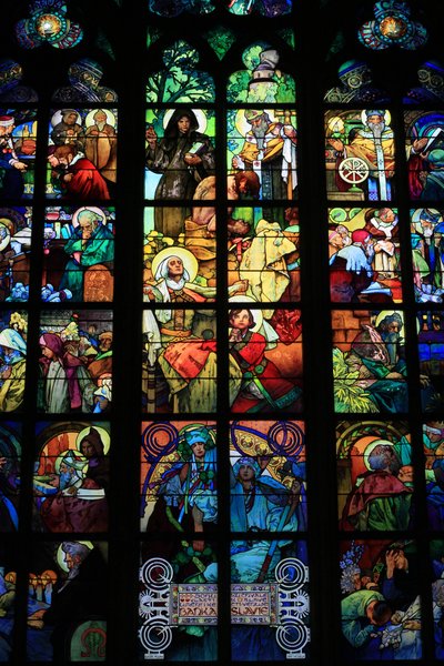 Dettaglio di una vetrata, Vita dei Santi Cirillo e Metodio, Cattedrale di San Vito, Wenceslas e Adalberto, Praga, Repubblica Ceca da Alphonse Mucha