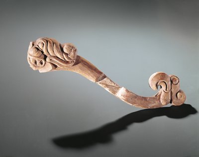 Pezzo di guancia decorato con teste, nomade Altai, V-IV secolo a.C. da Altaic School