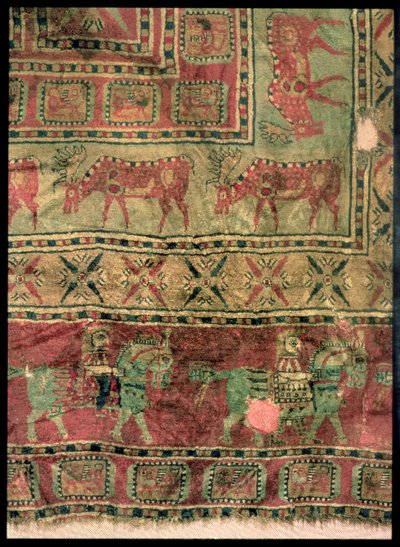 Tappeto a pelo raffigurante cavalli e cavalieri, cervi e grifoni, dai Tumuli di sepoltura di Pazyryk, V-IV secolo a.C. (tessuto) da Altaic School