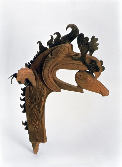 Terminale raffigurante un grifone che tiene un cervo nel becco, dai Tumuli di sepoltura di Pazyryk, V secolo a.C. (cuoio e legno) da Altaic School