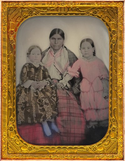 Ritratto di una donna e due ragazze da American 19th Century